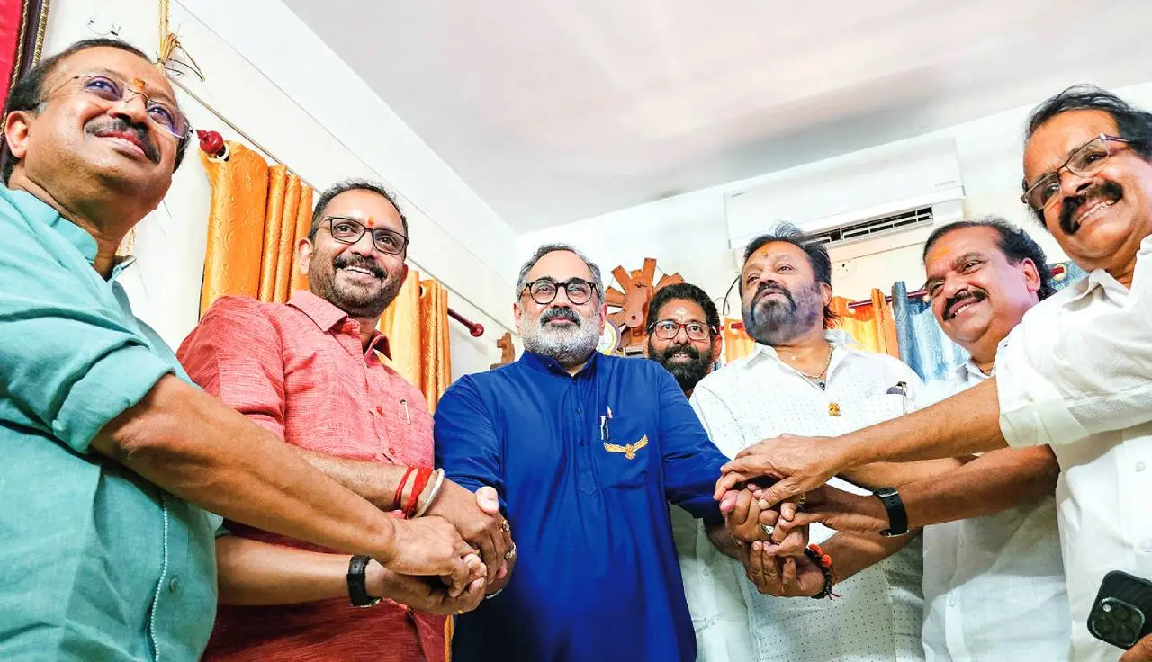 ബിജെപി സംസ്ഥാന അധ്യക്ഷസ്ഥാനത്തേക്കുള്ള നാമനിര്ദേശപ്പത്രികാ സമര്പ്പണത്തിനു ശേഷം രാജീവ്ചന്ദ്രശേഖറെ അഭിനന്ദിക്കുന്ന മുന് കേന്ദ്രമന്ത്രി വി. മുരളീധരന്, നിലവിലെ സംസ്ഥാന അധ്യക്ഷന് കെ. സുരേന്ദ്രന്, തിരുവനന്തപുരം സിറ്റി ജില്ലാ പ്രസിഡന്റ് കരമന ജയന്, കേന്ദ്രമന്ത്രി സുരേഷ് ഗോപി, ദേശീയ എക്സിക്യുട്ടീവ് അംഗം പി.കെ. കൃഷ്ണദാസ്, കേന്ദ്രമന്ത്രി ജോര്ജ് കുര്യന് എന്നിവര്്യു ഫോട്ടോ: ബി. മുരളീകൃഷ്ണന്.