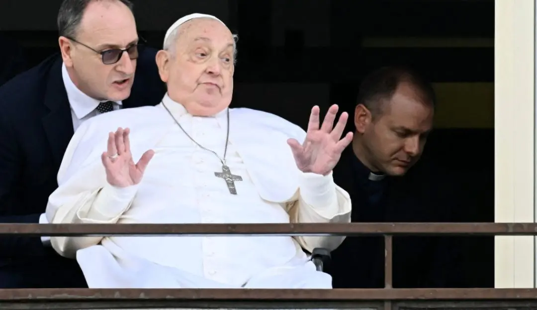 Pope Francis waves from a window of the Gemelli hospital (Photo: AFP)