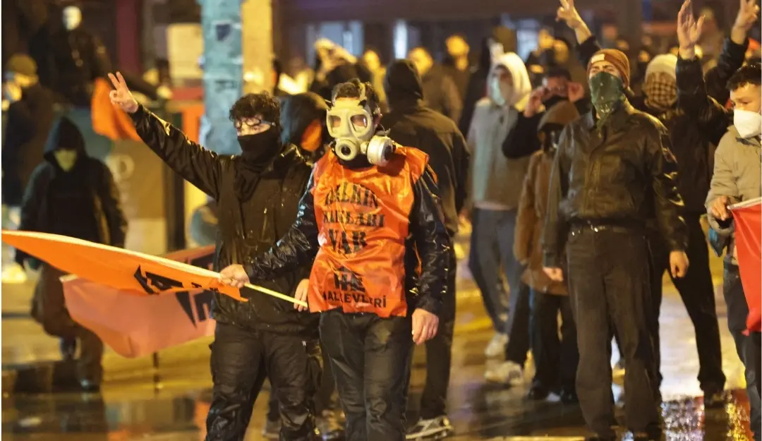 Protesters clash with Turkish anti riot police using tear gas and water cannons during a demonstration following the arrest of Istanbul's mayor, in Ankara. | Photo: AFP