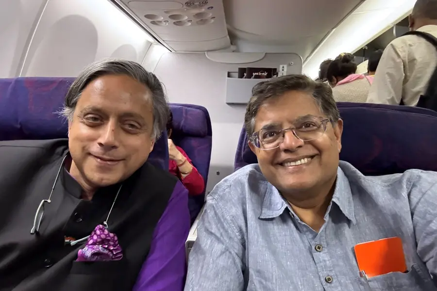 'Finally, we are 'travelling' in the same direction!..': BJP MP clicks happy selfie with Tharoor