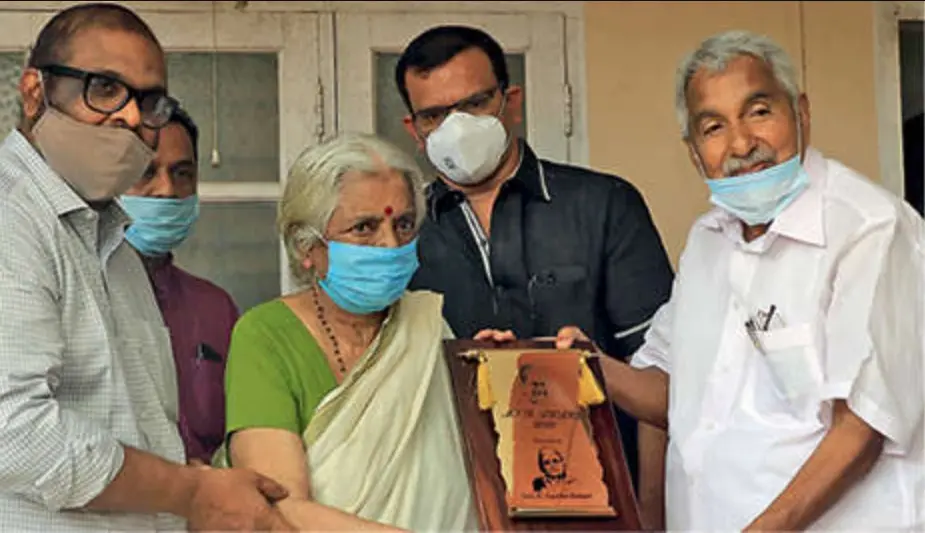 Sugathakumari receives MVR Award from Oommen Chandy