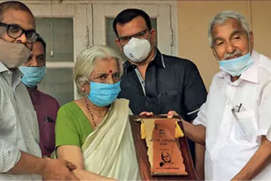 Poet Sugathakumari receives MVR Award from Oommen Chandy