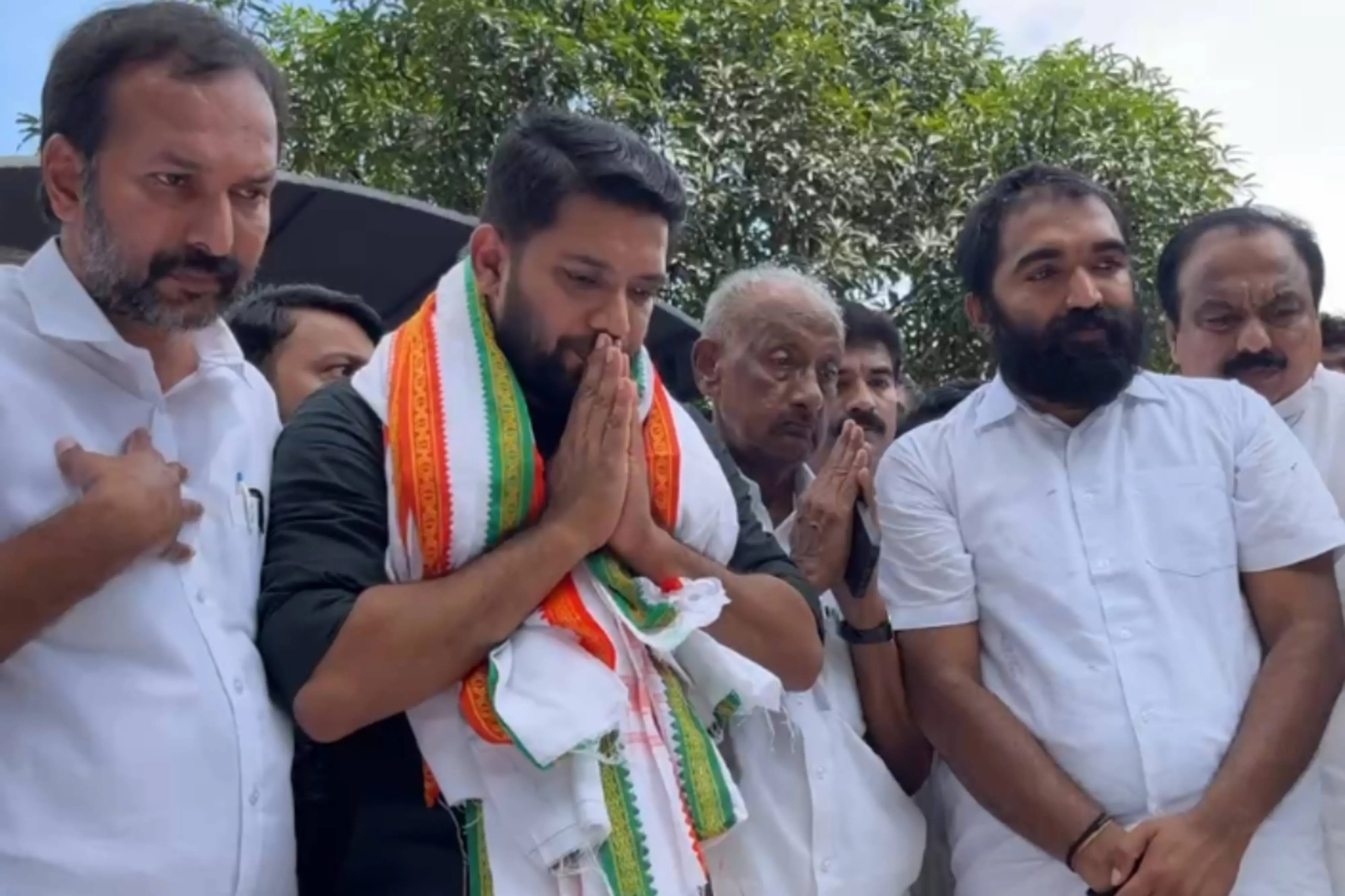 പുതുപ്പള്ളി പള്ളിയിലെ ഉമ്മൻ ചാണ്ടിയുുടെ കല്ലറയ്ക്ക് മുന്നിൽ ഷാഫി പറമ്പിൽ | Photo: Screen grab / mathrubhumi.com Live