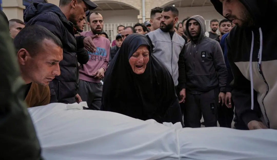 A woman reacts over the body of a person killed during overnight Israeli army airstrikes across the Gaza Strip (Photo: AP)