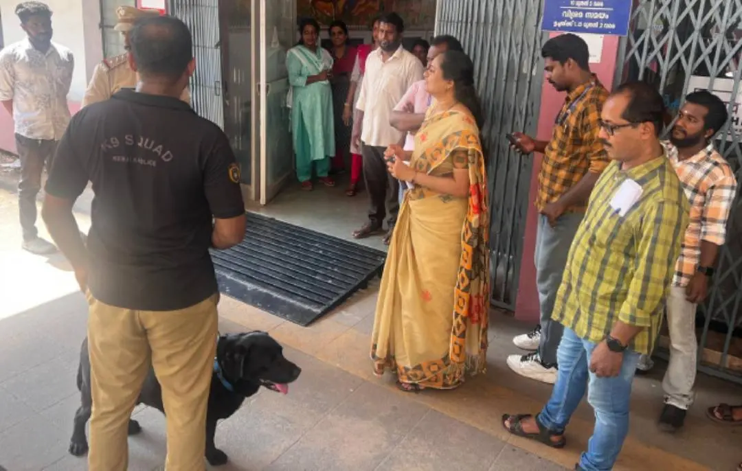 The bomb squad arrived at the Pathanamthitta collectorate to inspect.