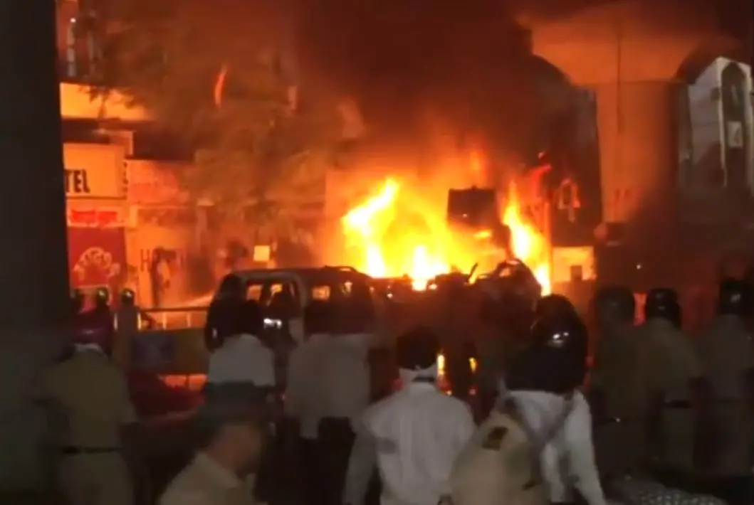 Efforts underway to douse fire in vehicles that have been torched in Mahal area of ​​Nagpur