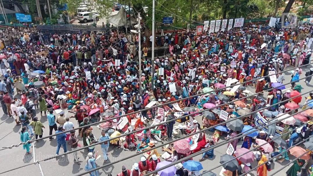 asha workers secretariat march | photo: sreekesh s, mathurbhumi