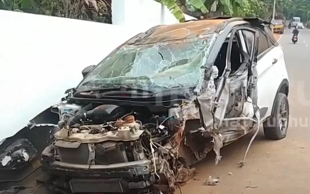 The car involved in the accident :screengrab/mathrubhumi news