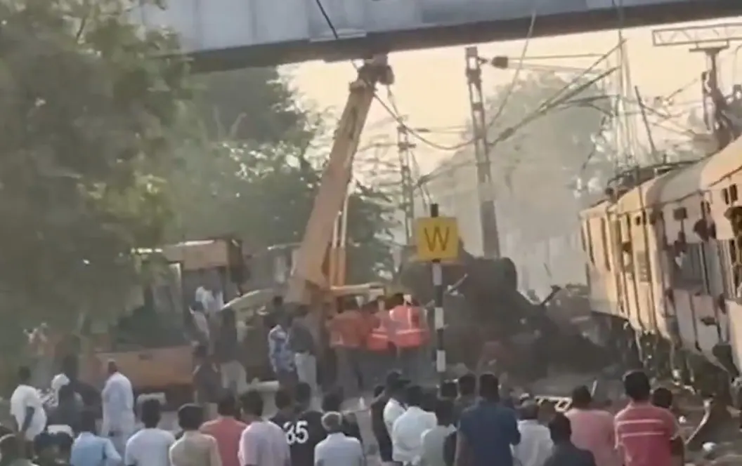 Mumbai-Amravati Amba Express derails