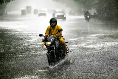 IMD alert: Heavy rains in TN till November 8; Rameswaram faces water-logging | WATCH