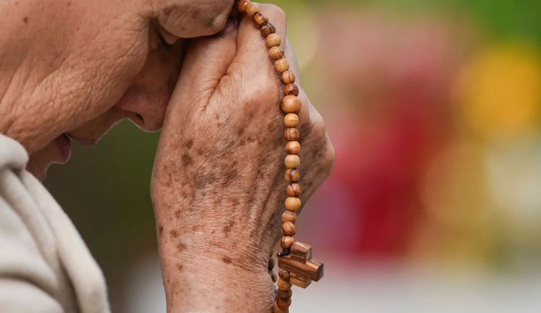 A woman prays for Pope Francis in front of the Agostino Gemelli Polyclinic in Rome (Photo: AP)
