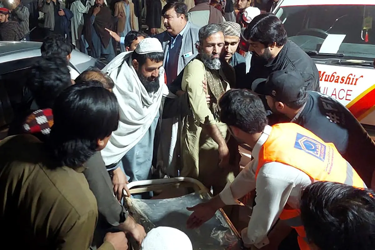 Rescue workers and volunteers help victims of a bomb explosion upon his arrival at a hospital | Photo: Ehsan Ullah Khan / AP