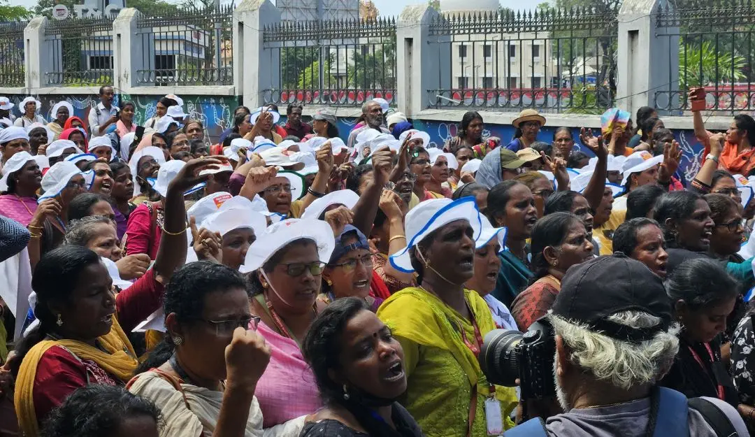 The ASHA workers protesting in front of the secretariat in Thiruvananthapuram.