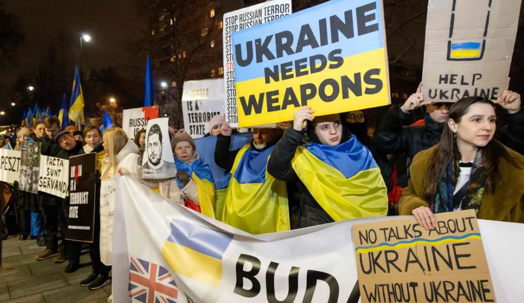 Poles and members of the Ukrainian diaspora take part in a rally in front of the US embassy in Warsaw to protest after US President Doland Trump clashed with Ukraine's President Volodymyr Zelensky