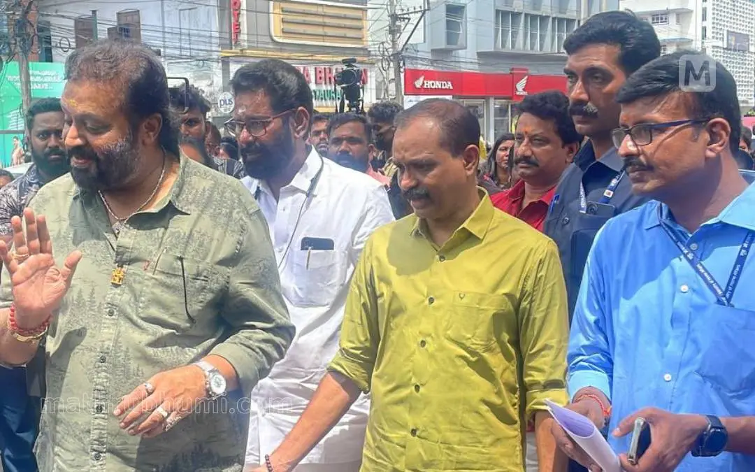 Suresh Gopi visits ASHA workers | Photo: Praveendas M, Mathrubhumi