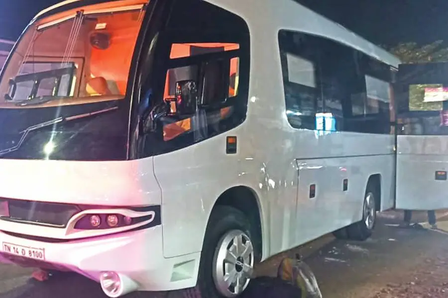 Vehicle carrying Mata Amritanandamayi meets with accident in Thiruvananthapuram