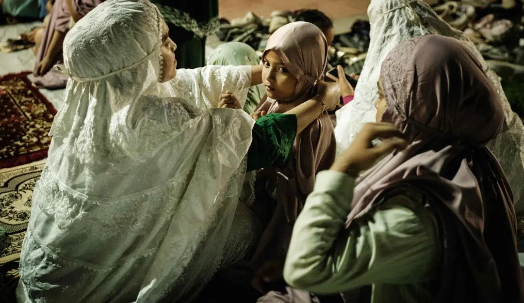 A Muslim mother in Indonesia prepares her daughter before the first Tarawih prayers to mark the start of Ramadan (Photo: AFP)