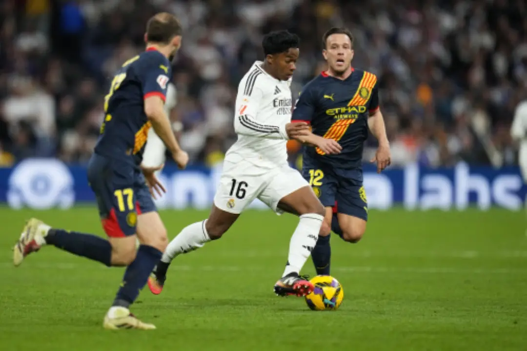 Real Madrid's Endrick, centre, challenges for the ball with Girona's Daley Blind, left, and Arthur Melo during the Spanish La Liga soccer match between Real Madrid and Girona at the Santiago Bernabeu stadium in Madrid. | Photo: AP