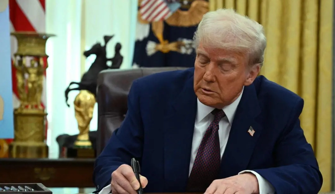 US President Donald Trump signs an Executive Order on reciprocal tariffs in the Oval Office of the White House in Washington DC | Photo: AFP