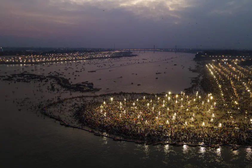 Devotees flood Triveni Sangam for holy dip on Maha Shivaratri