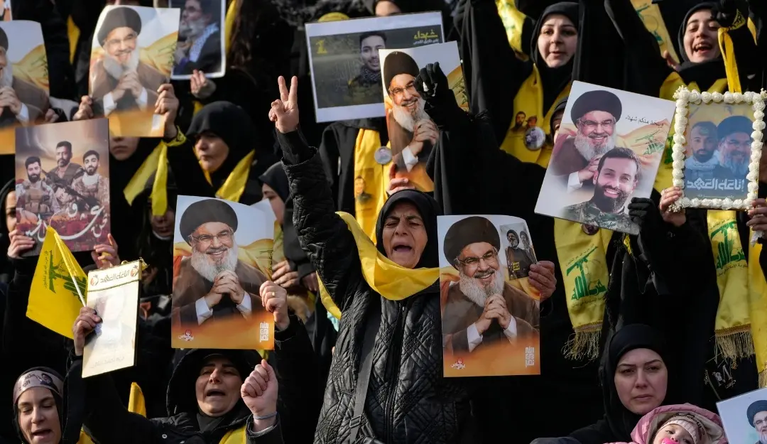 Mourners react as a trailer carrying the coffins containing the body of Hezbollah's former leader Hassan Nasrallah at the beginning of a funeral procession in the Sports City Stadium in Beirut, Lebanon. | Photo: AP