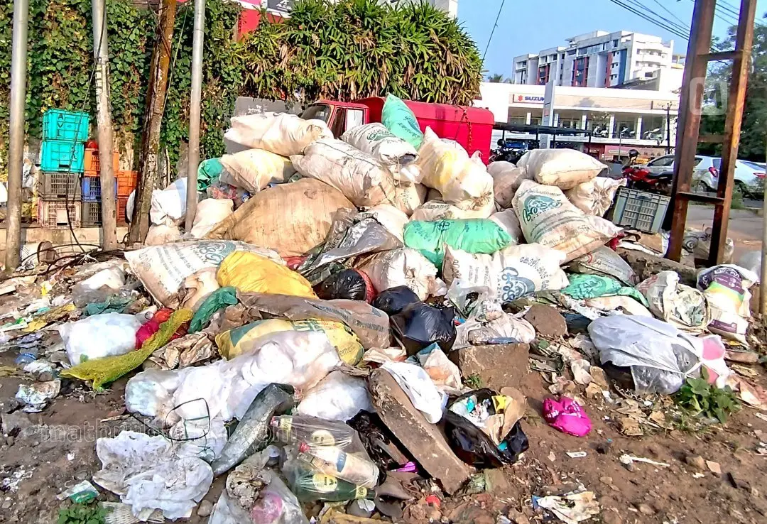 Garbage piled up on the roadside near Chakkorathukulam in Kozhikode | Photo: P.P. Binoj/Mathrubhumi