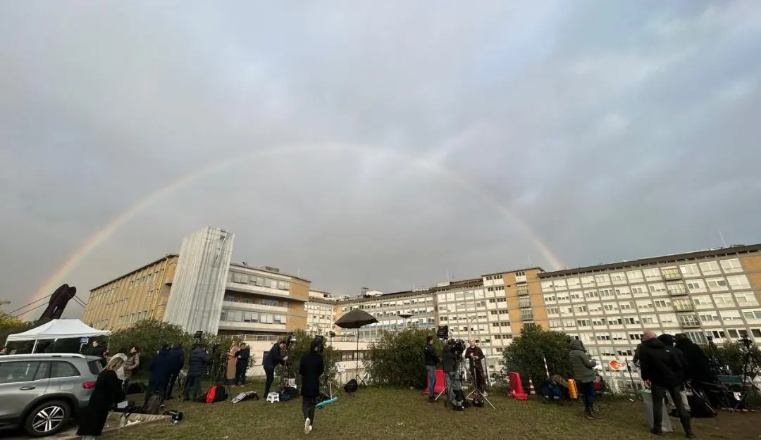 Rainbow that appeared over Gemelli Polyclinic in Rome where Pope Francis has been admitted | Photo: x.com/deliavatican