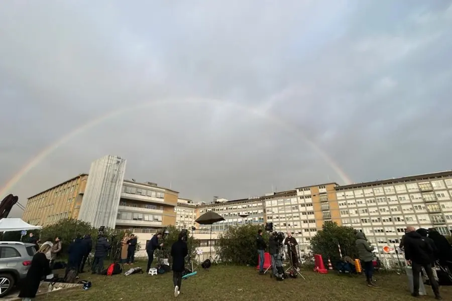 Rainbow appears over Pope Francis' hospital room: Sign of hope?
