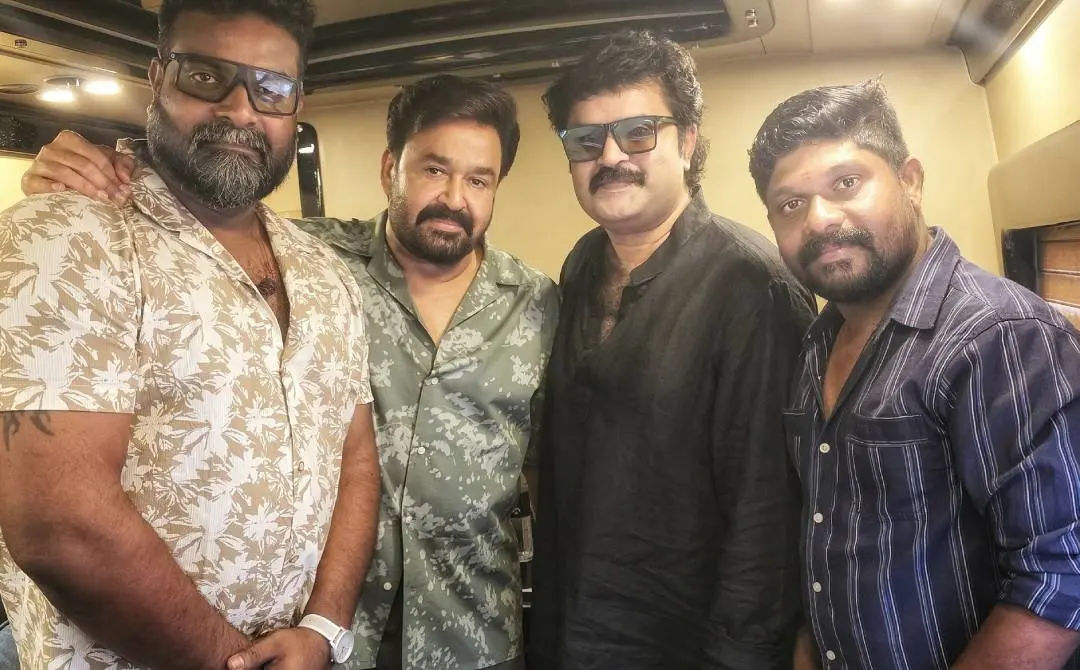 Mohanlal with Anoop Menon | Photo: facebook.com/ActorMohanlal