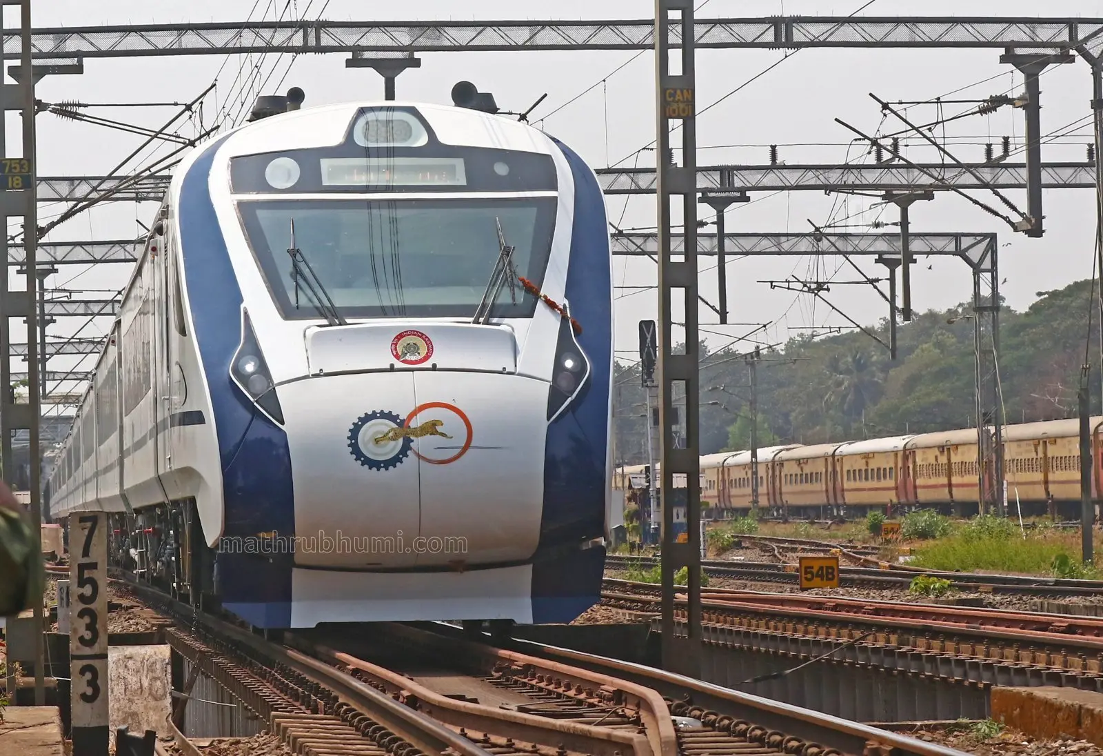 Vande Bharat Train | Photo: Ridhin Damu, Mathrubhumi