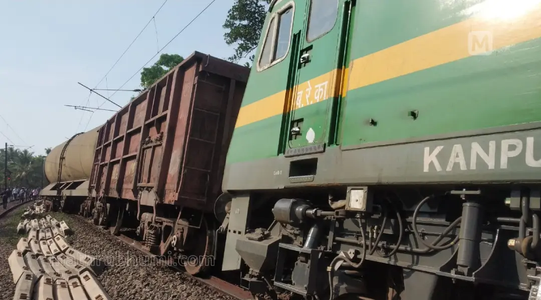 Derailed goods train | Photo: Sreeshob| Mathrubhumi