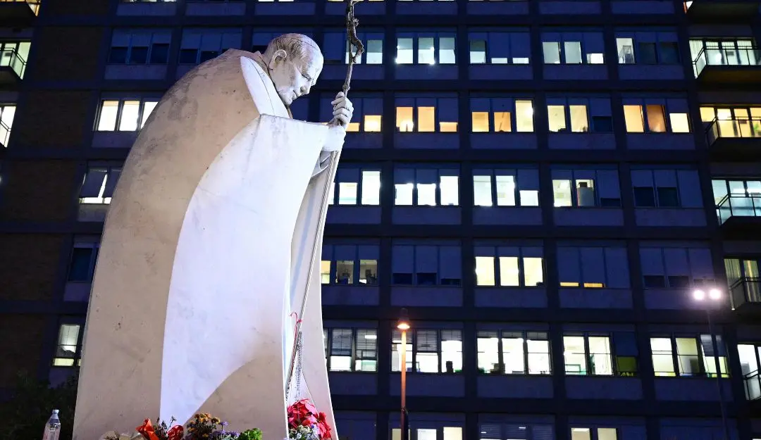 Statue of Pope John Paul II outside the Gemelli hospital where Pope Francis is hospitalized for tests and treatment for bronchitis in Rome | Photo: AFP