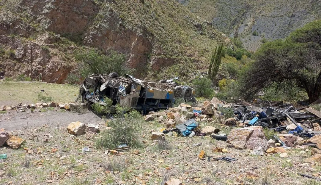 Wreckage of a passenger bus that fell into an abyss near the town of Yocalla, between Potosi and Oruro in Bolivia | Photo: AFP