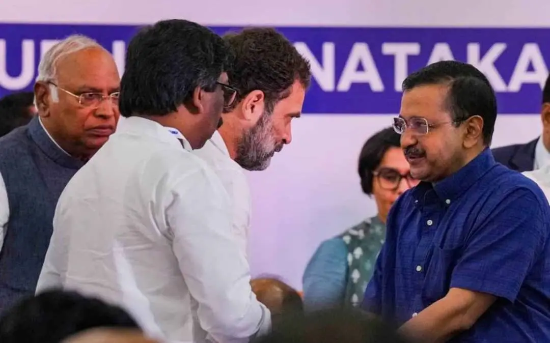 Rahul Gandhi shaking hands with Arvind Kejriwal. | File Photo: PTI