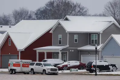 Harsh weather kills 9, strands thousands in US as states struggle with flooding and cold