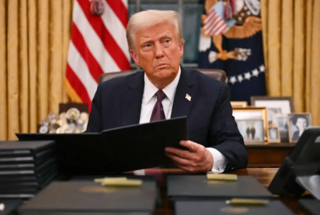US President Donald Trump signs an executive order in the Oval Office of the WHite House in Washington, DC. | Photo: AFP