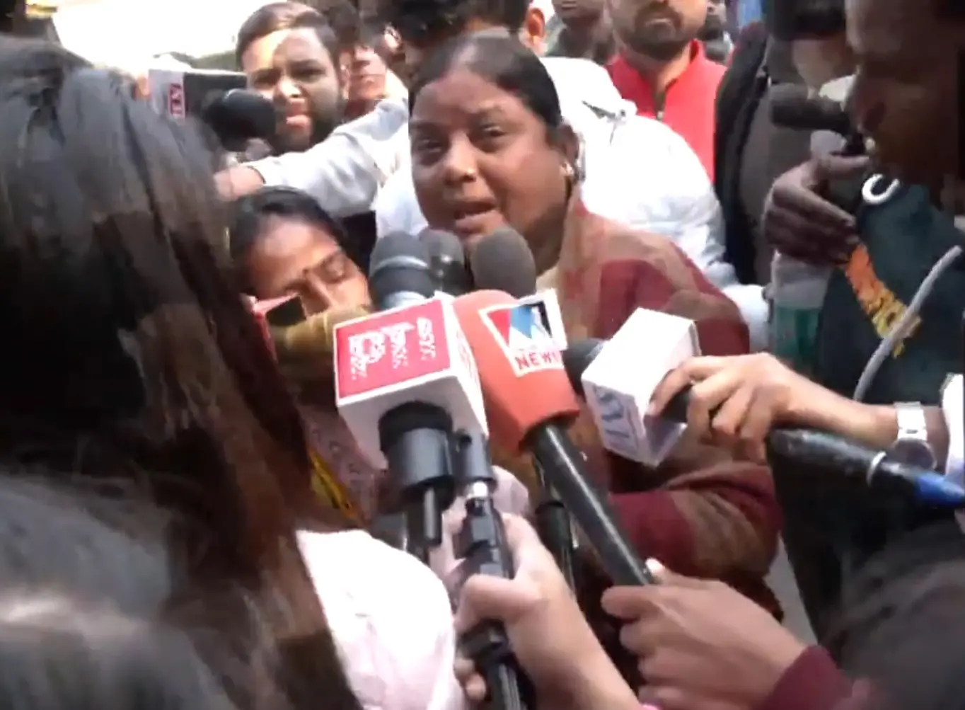 Woman recounts New Delhi railway station stampede ordeal while speaking to the media | Photo: X / ANI