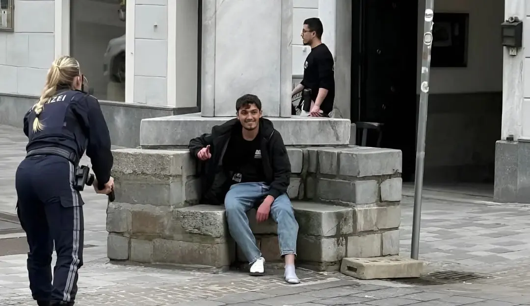 Suspect of the fatal stabbing attack in Austria seen grinning as police are about to arrest him | Photo: X