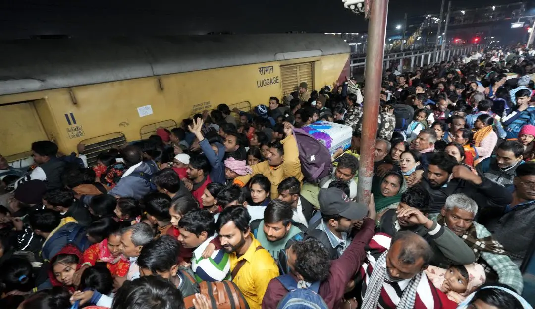 Heavy rush of passengers to catch a train for Mahakumbh, at the New Delhi railway station | Photo: PTI