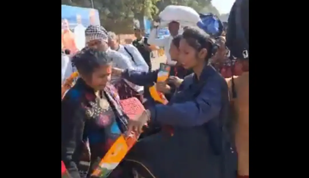 Women distributing free sanitary pads at Maha Kumbh Mela. | Screen grab: @askrajeshsahu