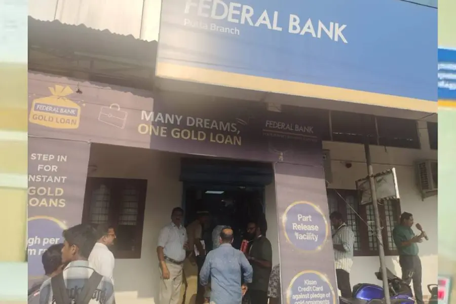 Knife-wielding robber steals Rs 15 lakh from bank in Kerala after holding staff hostage