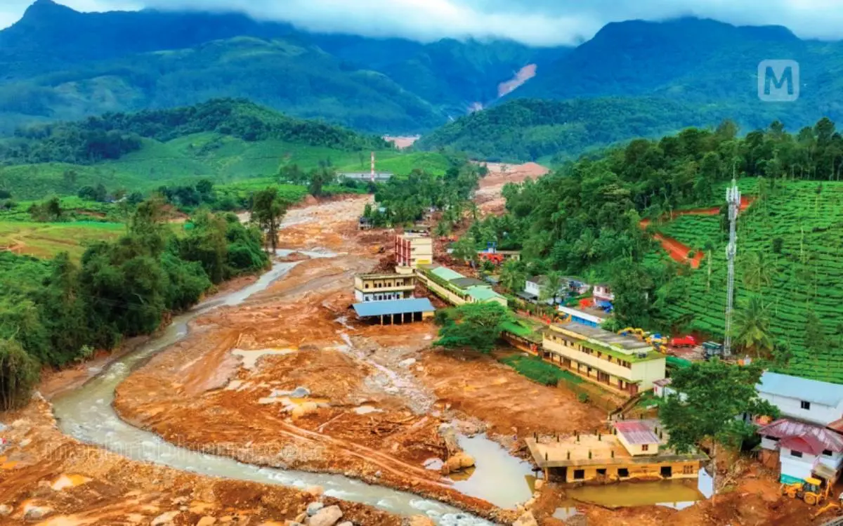 വയനാട് ചൂരൽമല- മുണ്ടക്കൈ ഉരുൾപൊട്ടൽ ദുരന്തഭൂമിയിലൂടെ ഒഴുകുന്ന പുന്നപ്പുഴ | ഫോട്ടോ: മാതൃഭൂമി