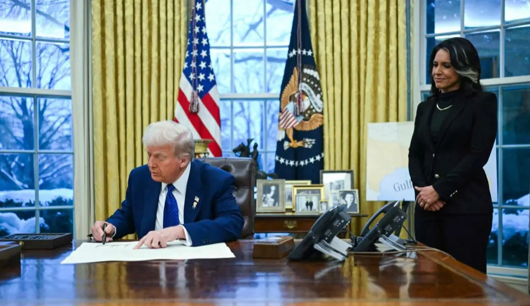 US President Donald Trump signs the official commission officially appointing Tulsi Gabbard (R) as Director of National Intelligence (DNI) in the Oval Office of the White House in Washington DC | Photo: AFP