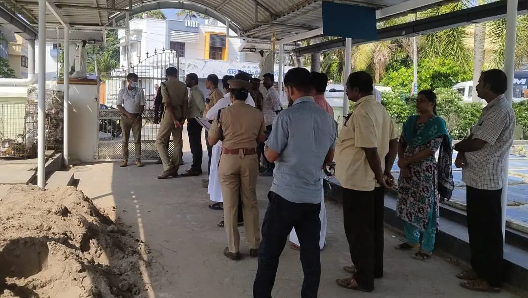 Body being exhumed for post-mortem procedures | Photo: Mathrubhumi