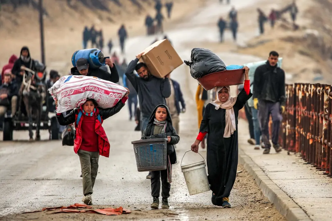 Displaced people return home amid the current ceasefire deal in the war between Israel and Hamas | Photo: AFP
