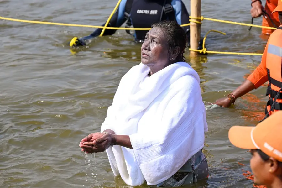 President Droupadi Murmu takes holy dip at Triveni Sangam | WATCH