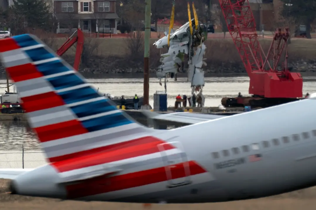A part of a plane from the Potomac River near Ronald Reagan Washington National Airport | Photo: AP