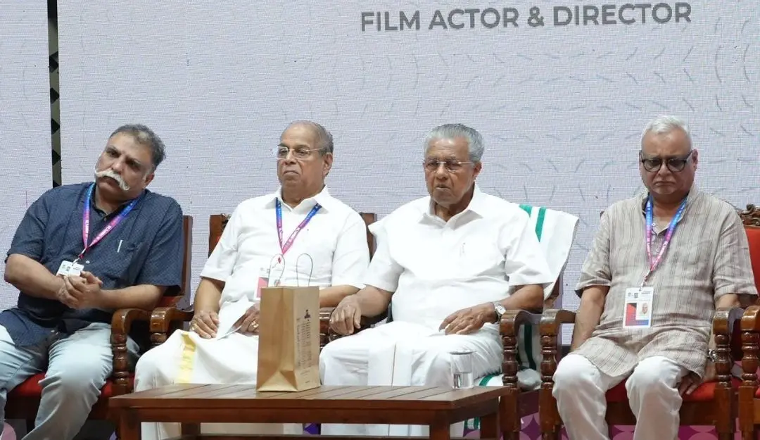 (From Left) Mathrubhumi Editor Manoj K Das, Chairman and Managing Editor P V Chandran, Kerala Chief Minister Pinarayi Vijayan and Managing Director M V Shreyams Kumar at the concluding session of MBIFL 2025 on Sunday, Feb 9, 2005.