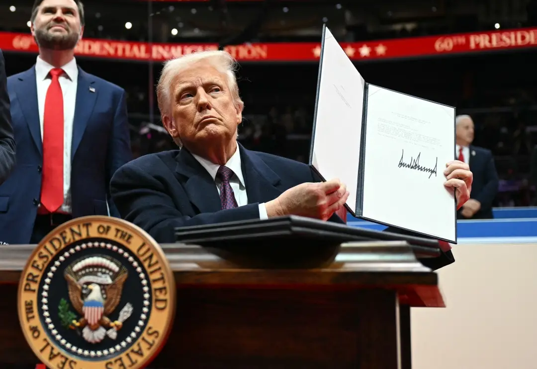 US President Donald Trump holds letter to the UN stating the US withdrawal from the Paris Agreement (Photo: AFP)
