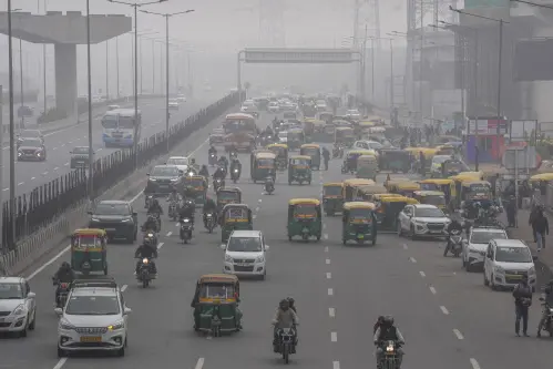 Dense fog disrupts Delhi flights, IMD forecasts warmer days ahead